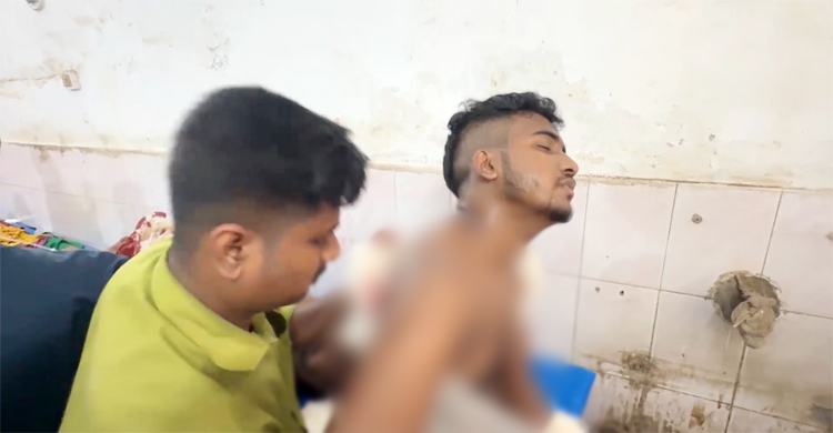 নরসিংদীতে প্রকাশ্যে চারজনকে কুপিয়ে জখম